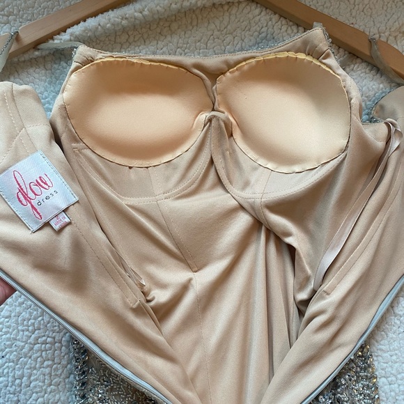 Beautiful Ivory Beaded/Lace Prom Gown Size 2 - Picture 7 of 7